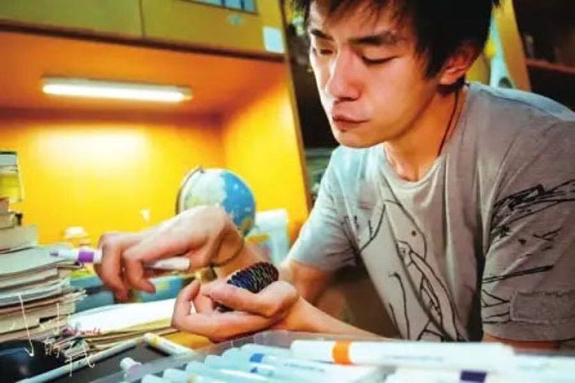 易烊千玺在《小小的我》中饰演脑瘫少年刘春和。