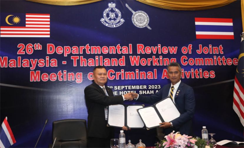 武吉阿曼刑事罪案调查局总监拿督斯里苏海利（右）与泰国警察总署助理署长沙拉瓦卡巴尼（左）签订合作协议。