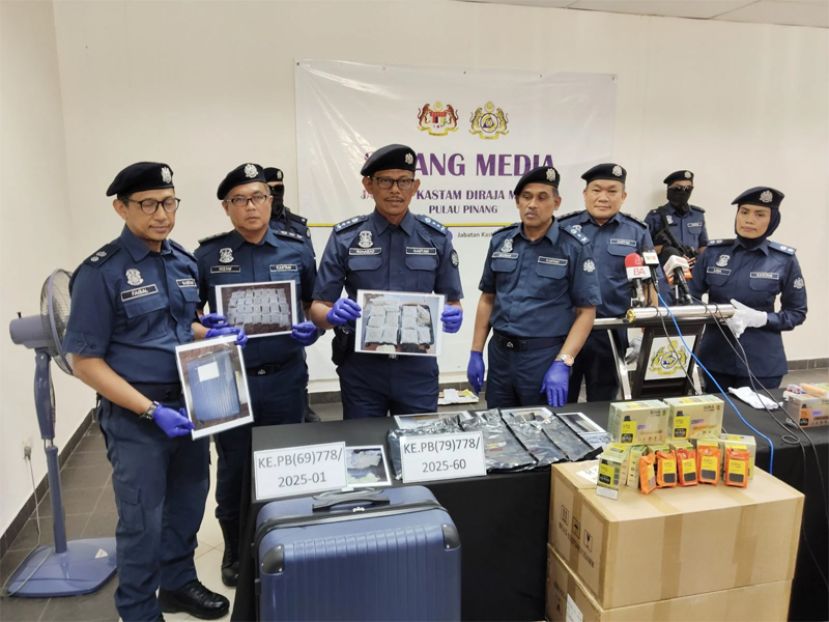 罗海扎（右3）在官员的陪同下，展示所起获的毒品。