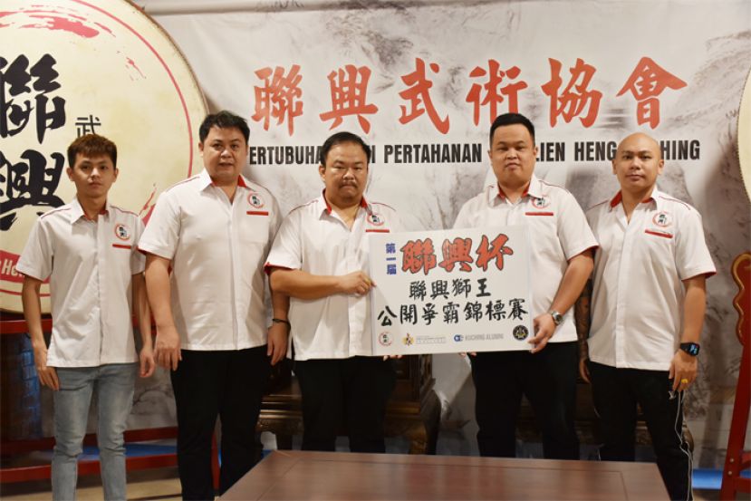 联兴武术协会主席陈志财（左二）与龙狮武术主任兼筹委会主席杨子然（左三）及总务陈顺财（左四），左一为秘书田诚伟，右一为顾问沈新豪。