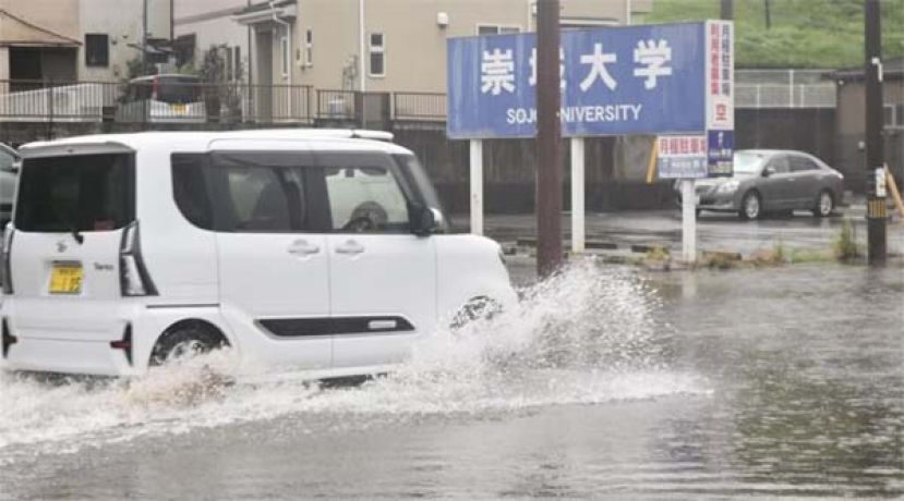 日本九州多地持续暴雨，新干线部分列车停驶。