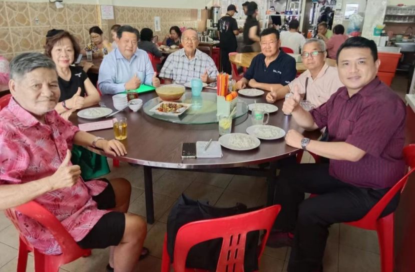 江宗兴（左3起）与中砂六桂堂宗亲会理事到沐胶拜会名誉顾问江寿海、甲必丹江文勇；左起江先鎏、甲必丹江丽訇；右起是龚久辉、江昌桦。