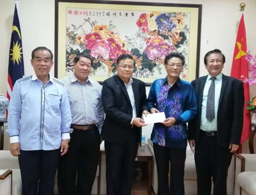 美里福州公会主席拿督许德忍呈交展延福州恳亲行程信函予中国驻古晋总领事程广中时摄，左起为诗巫福州公会顾问拿督刘乃好、马来西亚华总总秘书长拿督黄益隆博士及古晋福州公会署理会长拿督王长福（右一）。