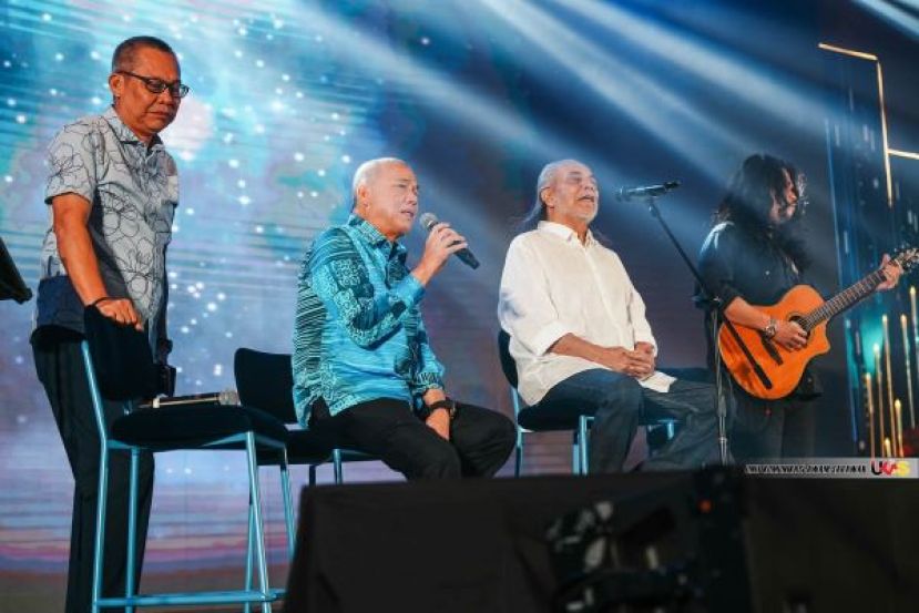 大马副首相拿督斯里法迪拉（左二）在晚宴上高歌一曲时影。