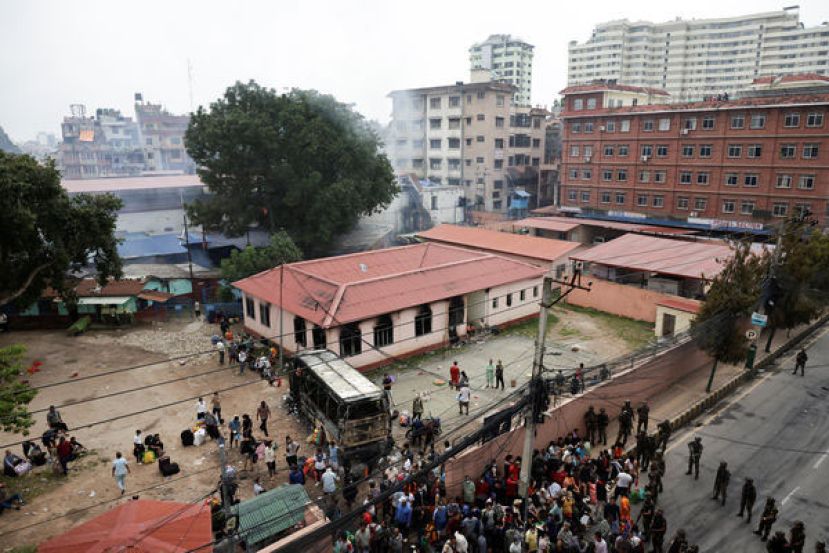 尼泊尔囚犯趁乱越狱。图为士兵阻挡囚犯越狱。