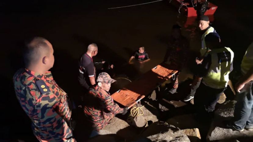 拯救人员将司机遗体打捞抬上岸。