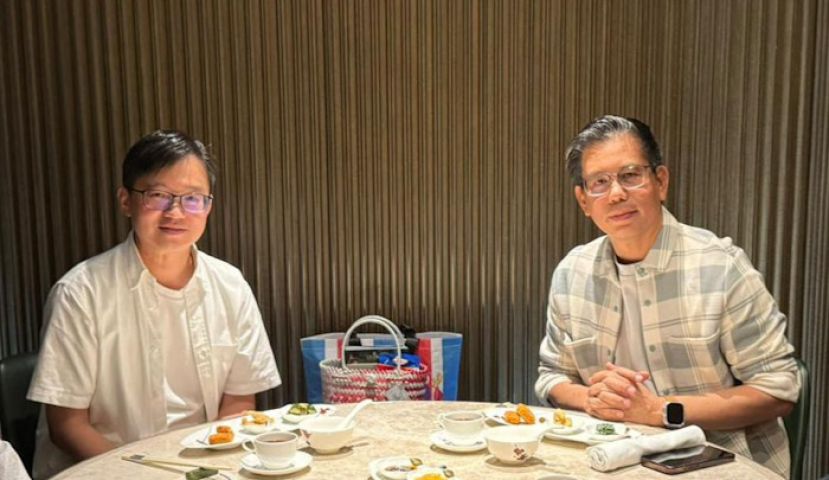 Wraparound Healthcare创办人 江鹏（左）与马来西亚砂拉越大学 （UNIMAS）校长 Ahmad Hata bin Rasit教授（右）在「2026年人工智能与现代医疗会议」举行进行交流。