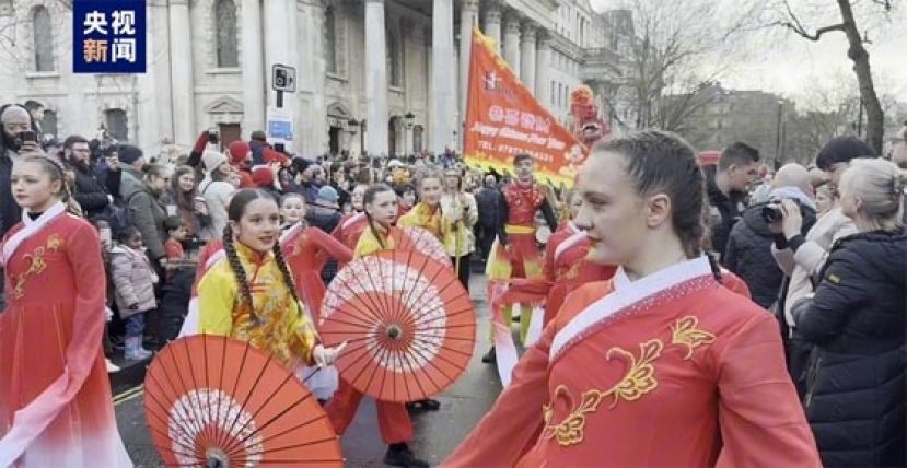 英国伦敦超70万民众共庆龙年新春。