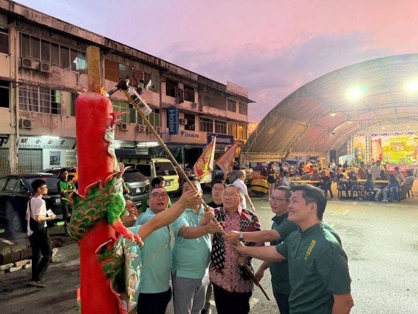 庙方将於洪清河路义气堂关公庙前停车场搭建临时神坛及舞台，举办为期七天的庆典活动及文娱晚会。（档案照片)