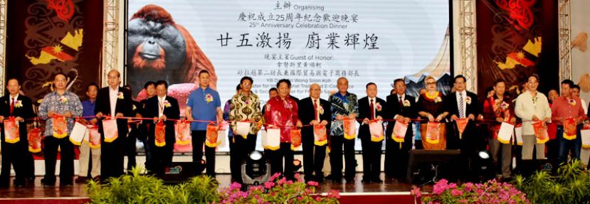 古晋姑苏厨业好友会25周年庆典上，砂第二财长拿督斯里黄顺舸（左七）与嘉宾们联合拉彩。