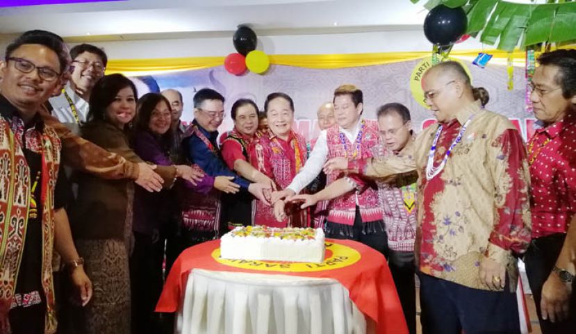 砂全民团结党主席拿督斯里黄顺舸与该党领袖公切达雅节庆典蛋糕。