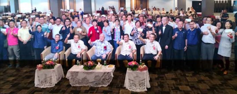 副首长与获得赔偿金的地主合影。