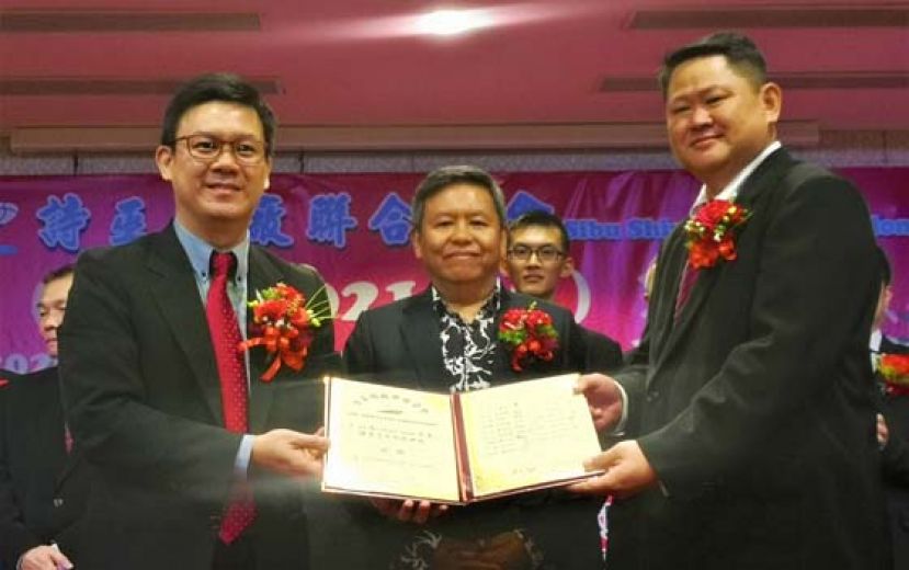 诗巫船厂联合公会新届理事就职典礼暨新春联欢晚会，诗巫区国会议员林财耀（右）移交就任宣誓书予新届主席丁华安。中是诗巫省长查尔斯萧。