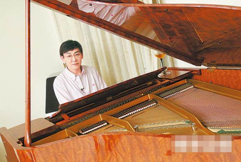 吴启明表示年纪太大学琴，手指不够柔软，姿势也因此不够美。