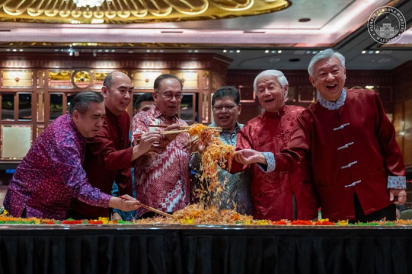 首相安华在中总新春联欢晚会上与贵宾齐捞生。