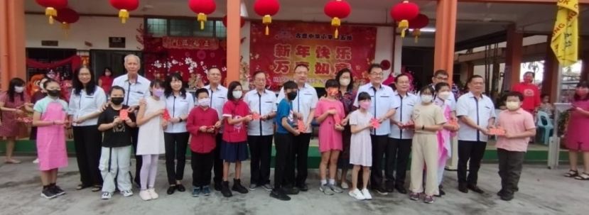 校董们派发红包予学生时摄。
