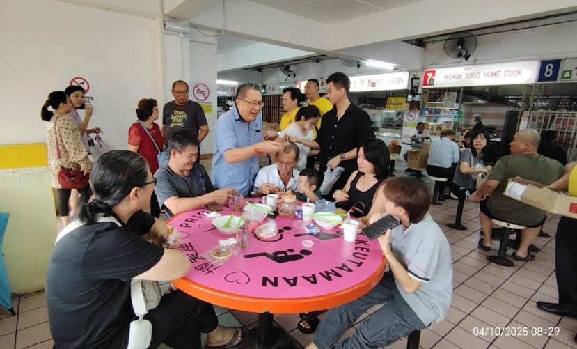 南市市长拿督黄鸿圣与团队向民众派发月饼