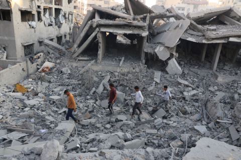 以色列连夜空袭加沙，至少造成百人死亡。