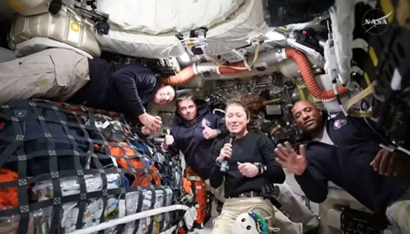阿提米丝2号任务太空人在猎户座太空舱内合影，左起为韩森、魏斯曼、科克、葛洛佛。