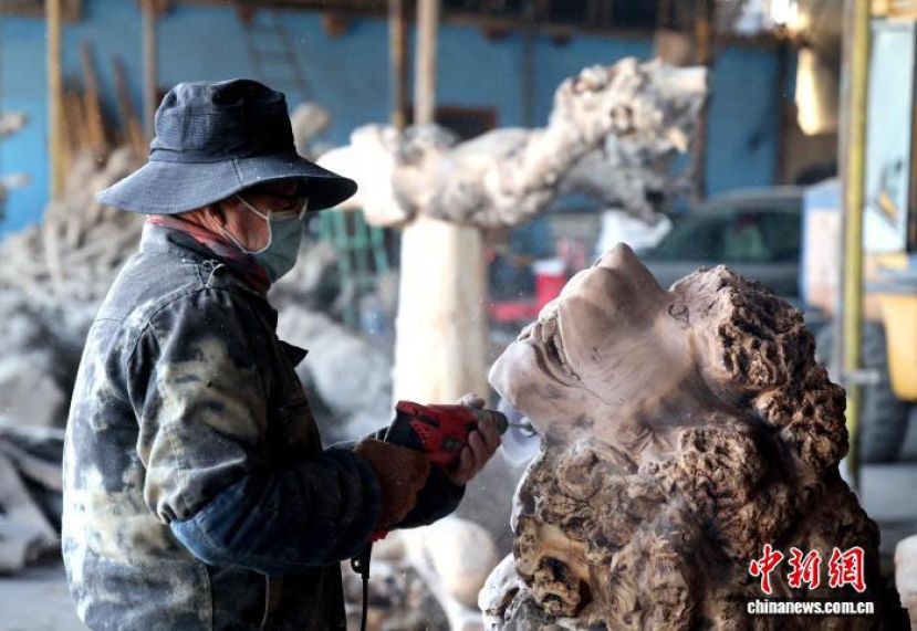 唐昌彬正在雕刻一头&ldquo;狮子&rdquo;。