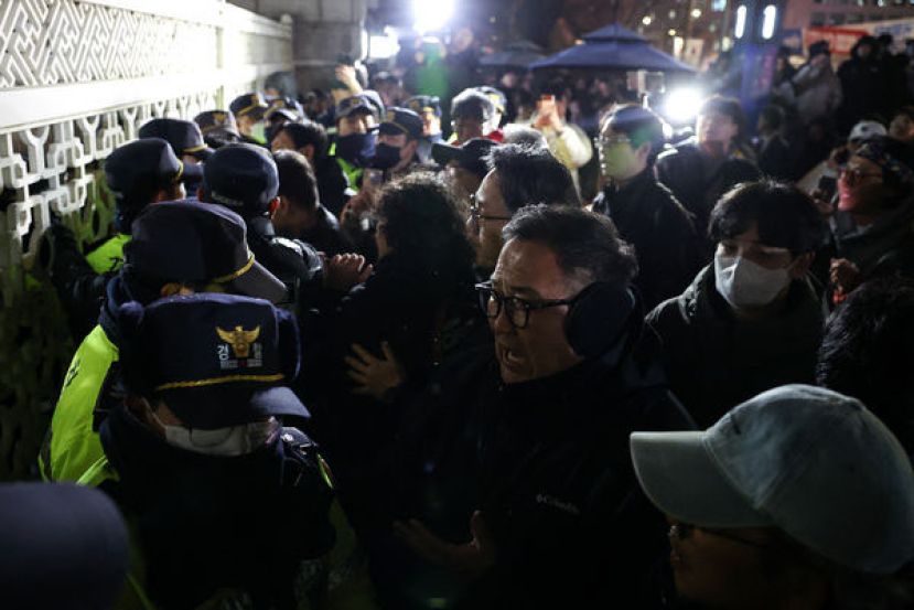 尹锡悦宣布戒严，民众与军警在国会外面发生冲突。