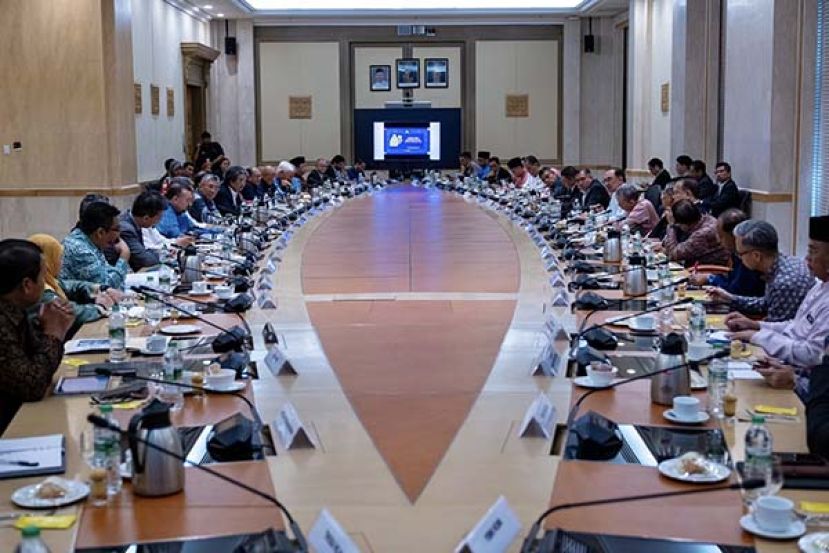 ●首相安华主持高级政府官员特别会议。