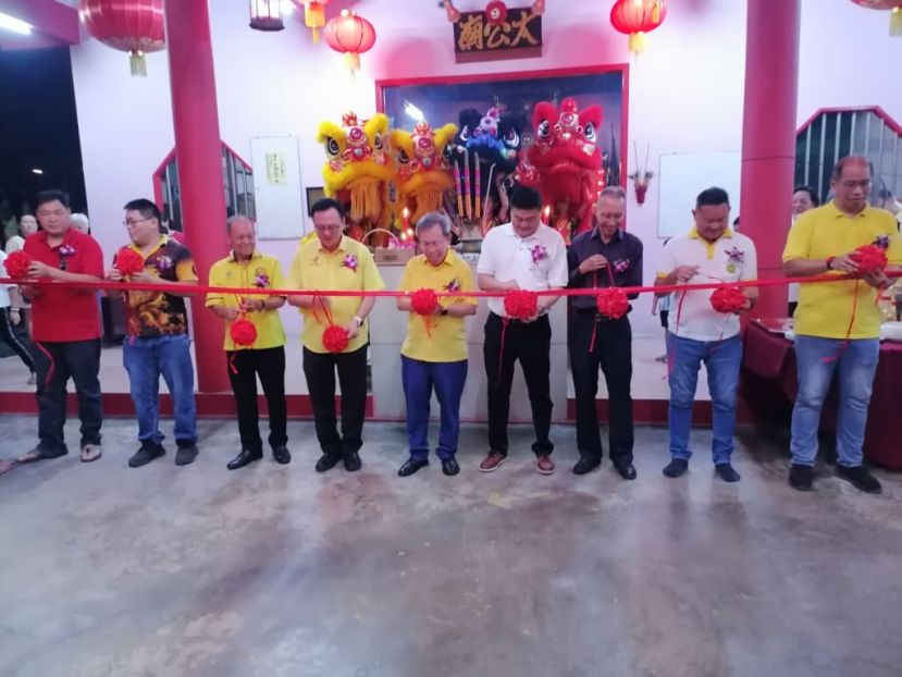 联合开幕拉彩进行时摄。左起分别为黄敬利、石角天师爷广龙宫主席杨胜发、叶耀星代表甲必丹蔡永能、拿督罗克强、拿督阿玛沈桂贤医生、庙主席拿督王逸文、大霸王公庙秘书陈育雄、诗巫凤凰山二霸庙主席陈资元及莫壮平。