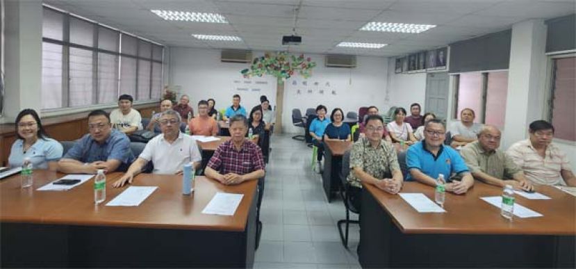 古晋中华小学校董会与砂拉越诏安会馆联合主办《许庆喜书画展》为五小大礼堂筹款，筹委会成员在古晋中华小学校董会主席拿督蔡文铎（左2起）、筹委会主席许庆喜和筹款主任拿督陈日枝的率领下举行筹备会议。