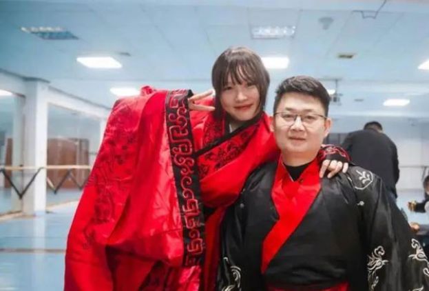 17年前在汶川地震被救女孩刘喜美（左），嫁给施救军人梁智斌（右）。