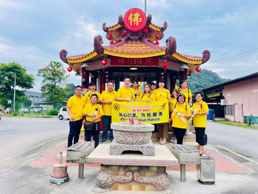 党员们出发前在庙前拍照留念。