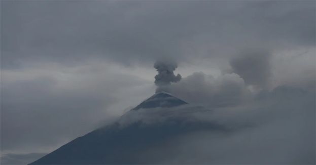 危地马拉火山喷发浓烟灰烬 逾500人紧急撤离