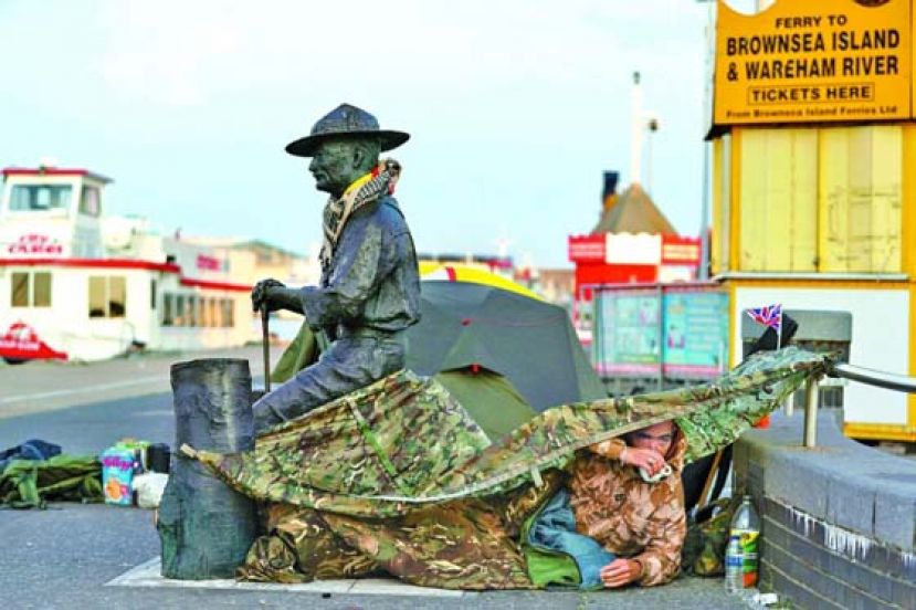 有童军扎营通宵保护贝登堡像。