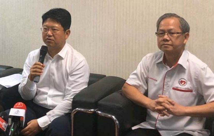 中国驻马大使百天(左)感谢大马医务人员，右为卫生部副部长李文材。