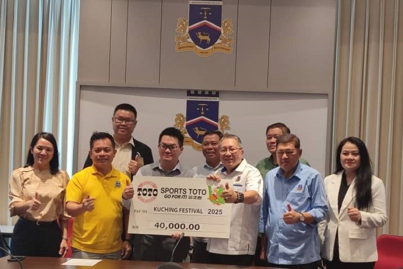 多多博彩有限公司公关与永续发展部经理叶秉璁（前左三）移交2025年&ldquo;古晋谁有才，敢敢秀出来&rdquo;才艺比赛4万令吉的模拟捐款支票予古晋南市市长黄鸿圣（前右三）。前左起为多多博彩有限公司古晋B区销售执⾏员吕奕豫及活动筹委会主席郑神彬；前右起为南市市议员温蒂及副市长兼2025年古晋节筹委会主席拿督再迪苏海里；后排右起为2025年古晋节副筹委会主席蔡佑龙、2025年&ldquo;古晋谁有才，敢敢秀&rdquo;才艺比赛副筹委会主席威尔弗慕扎及多多博彩有限公司砂区域助理经理刘师铭。