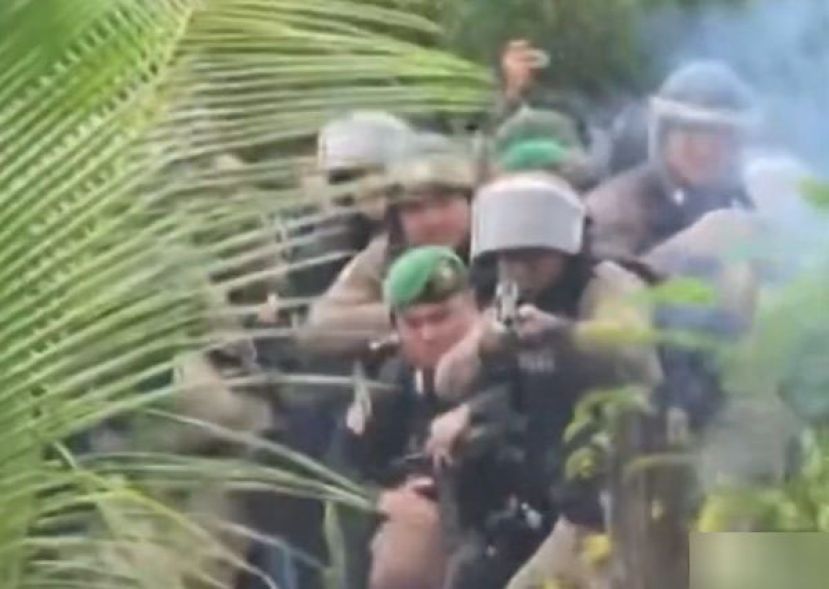 依据柬中时报刊出的照片，可见当时现场烟雾弥漫，还有柬军士兵眼部中弹受伤。