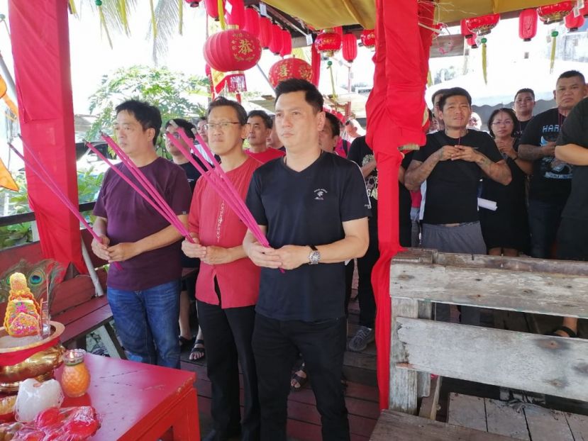许义华（左起）、薛华东及马可倧同善信们恭迎载着青山岩天后圣像船只到来。