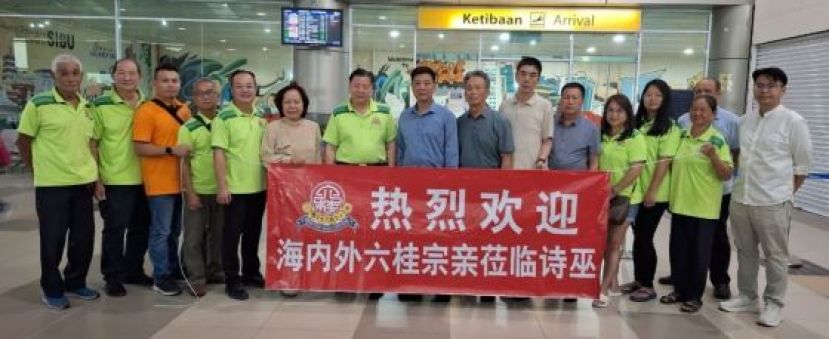 厦门市同安区六桂堂文史研究会会长洪发展（左8）率代表抵达诗巫机场，受中砂六桂堂宗亲会主席江宗兴（左7）及理事迎接。