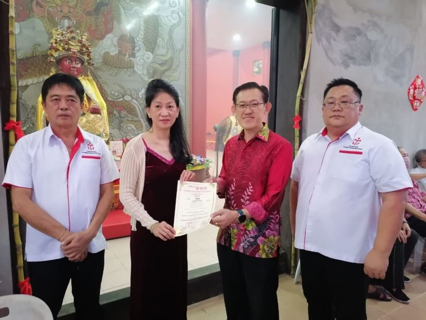  毕打拿忠福宫顾问薛华东（右2）在主席许义华（左1）、副秘书张荣华（右1）陪同下，颁发感谢状予国际安康团队代表许爱丽。