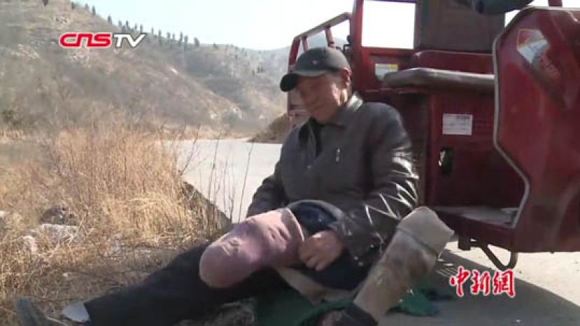河北无腿老兵马三小：爬行19年种树1.7万棵