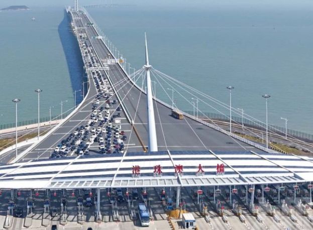 港珠澳大桥桥头。