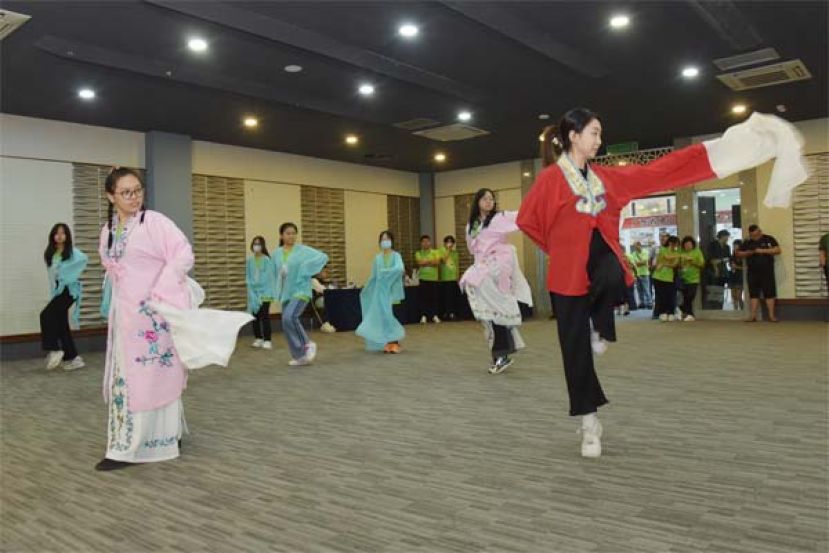 古晋潮州公会于去年举办的首届&quot;青少年魅力潮剧文化学习营&quot;的情况。（潮剧营档案图）