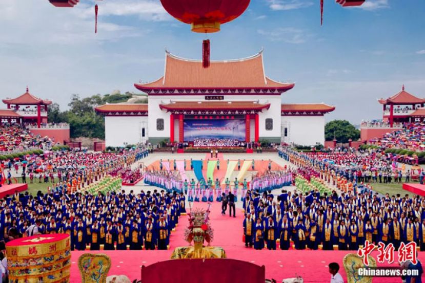 2015年5月11日是妈祖诞辰1055周年纪念日，来自海内外万余名妈祖信众齐聚&ldquo;妈祖故里&rdquo;福建湄洲岛，同庆妈祖诞辰，共祈妈祖赐福。