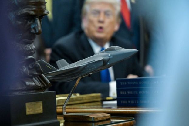 白宫椭圆办公室内摆放的F-35战机模型。