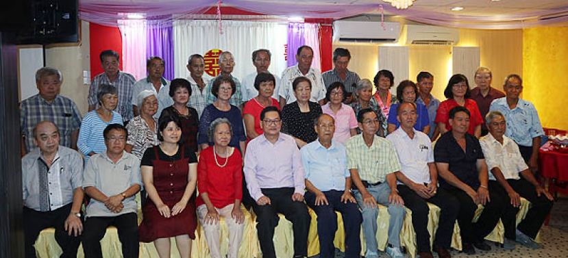 参与的部分校友合影。