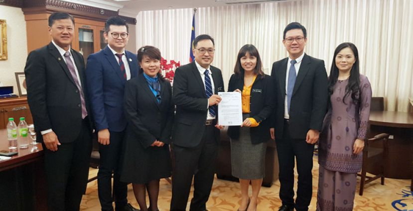    国内贸易及消费人事务部副部长张健仁(中)从教育部副部长张念群(右三)手中接过开南华小的迁校批准信函。左起为泗里街区国会议员黄灵彪、古晋区国会议员俞利文、朋岭区州议员杨薇讳、诗巫区国会议员林财耀及南兰区国会议员刘强燕。