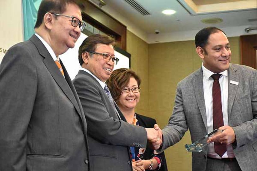 砂拉越首长拿督巴丁宜阿邦佐哈里（左二）颁发纪念品予砂拉越与东盟大会讲师。