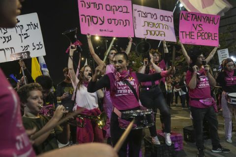 以色列至今仍有不少人不断呼吁政府快开启谈判，带人质回家。