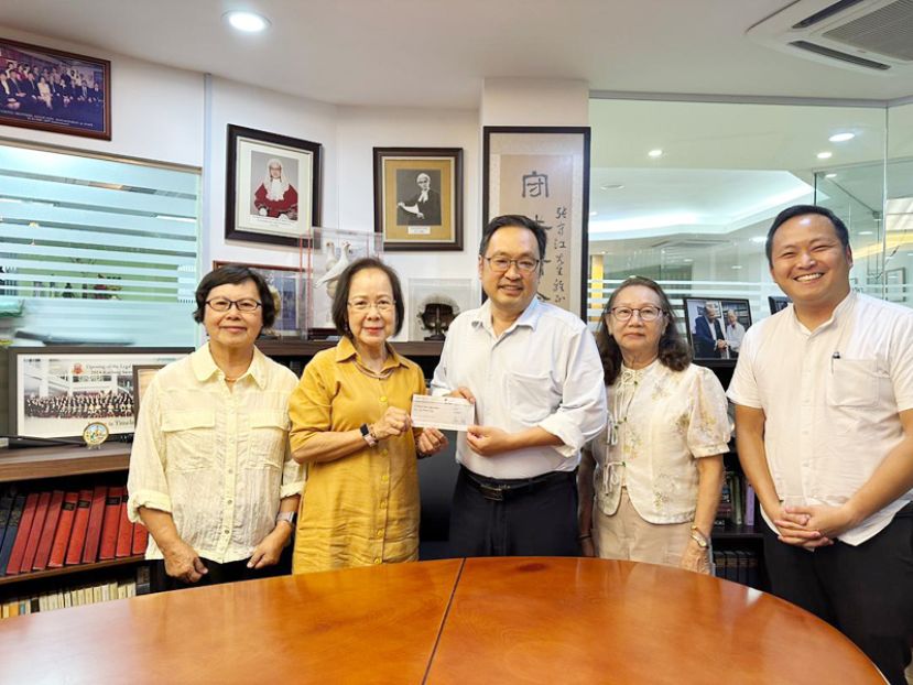 砂行动党主席兼国州议员张健仁（中）在众人的陪同下，即席移交拨款支票予马来西亚郭林气功研究会古晋分会会长陈翠蓉（左2）。右起为张健仁特别助理江峰年、秘书许柳燕；左1为理事林秀贞。