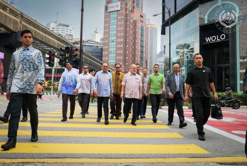 元首与安华 隆市中心巡视