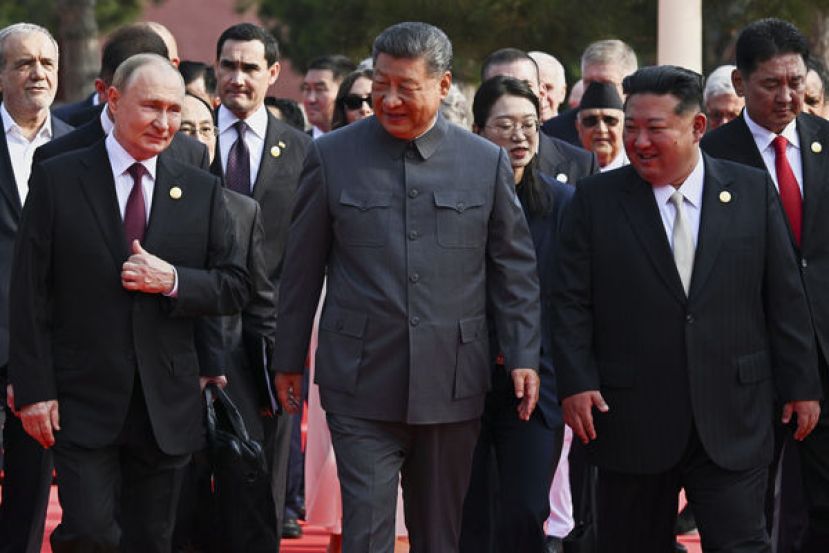 ●习近平、普京、金正恩3日上午登上北京天安门广场阅兵。